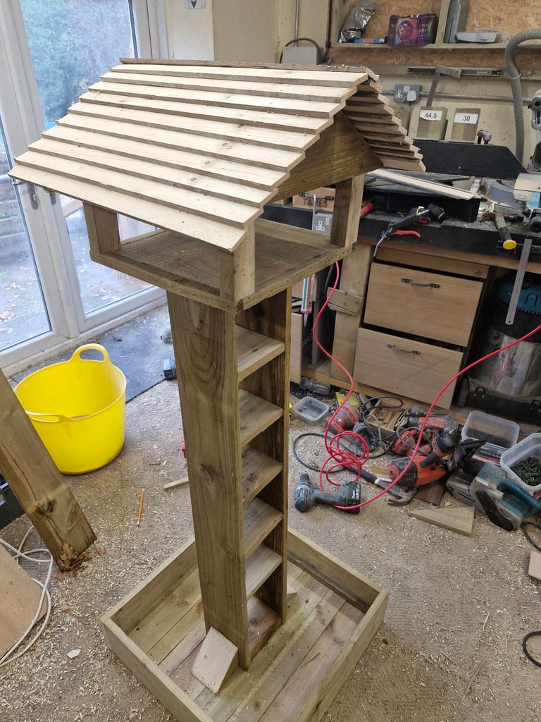 Free standing bird feeder