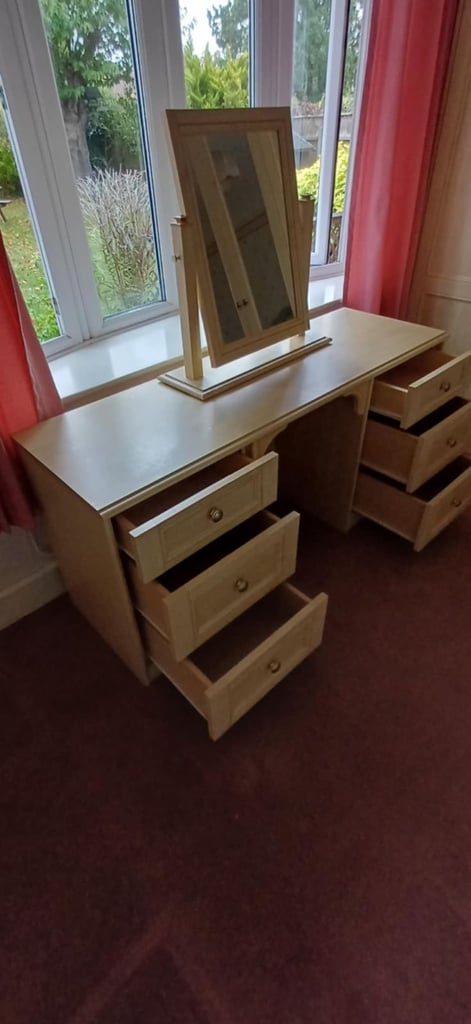Bedroom furniture set