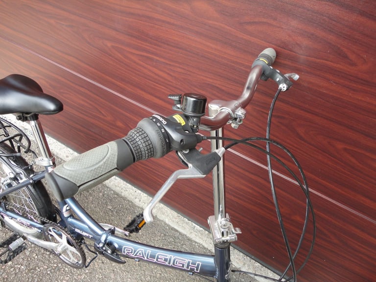 Raleigh swift folding bike, 20 inch wheels, 6 gears, aluminium frame, mud guards and rear rack