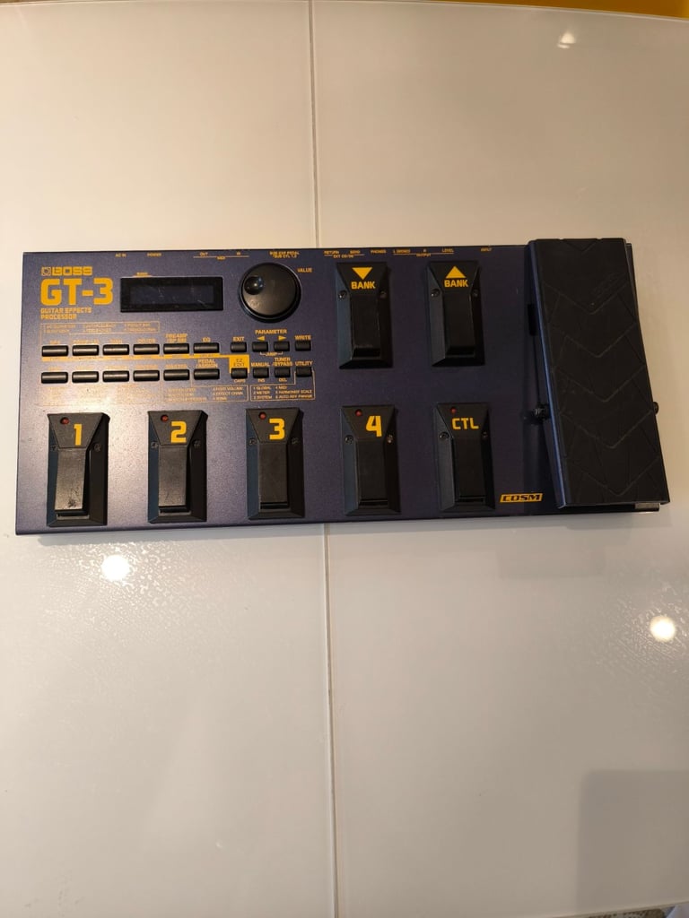 BOSS GT-3 Guitar Multi-Effects Processor with power supply