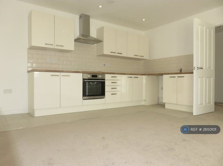 2 bedroom flat in Dock Road, Tilbury, RM18 (2 bed) (#2650101)