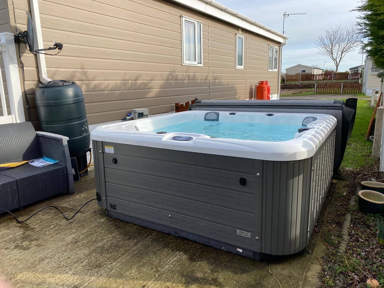 🌴PALM SPAS HOT TUBS SWIM SPAS, SERVICING, REPAIRS AND RELOCATIONS🌴