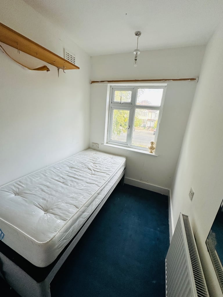 Clean Box Room in Family Home – Female Tenant Wanted 