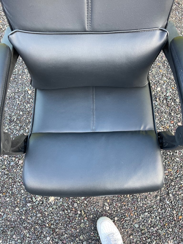 FREE DELIVERY 🥰🚚🥰 BLACK LEATHER OFFICE SPINNING CHAIR GREAT CONDITION 