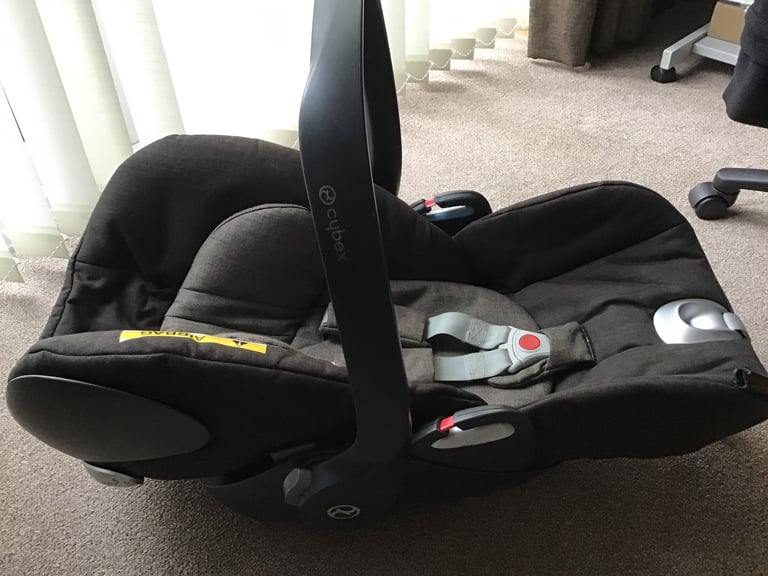 Cybex Cloud Q Car Seat in Dessert Khaki colour and isoFix base