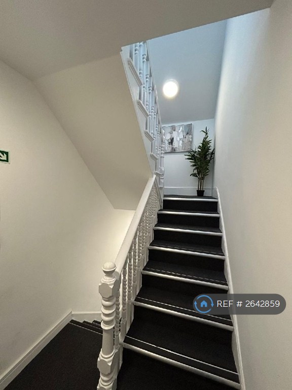 Studio flat in Mountview Road, London, N4 (#2642859)