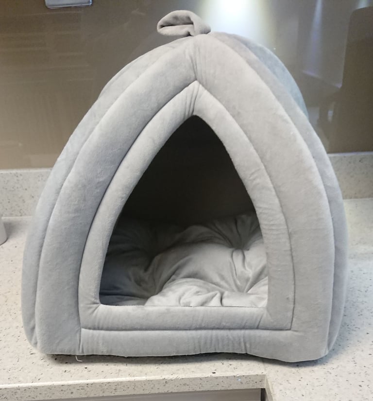 Cat ingloo bed with removable cushion 