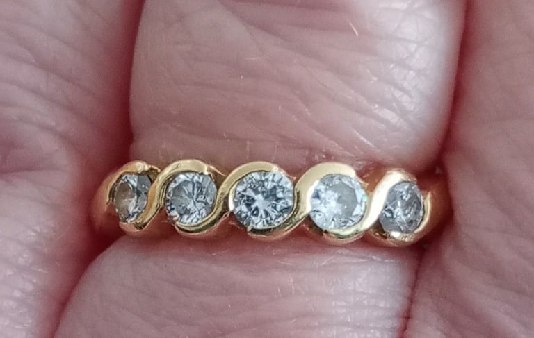 18ct yellow gold 5 diamond ring Size J half carat 