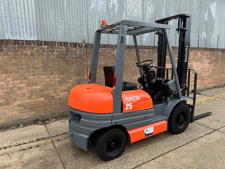 Toyota 2.5t diesel forklift, clear view mast, low hours 