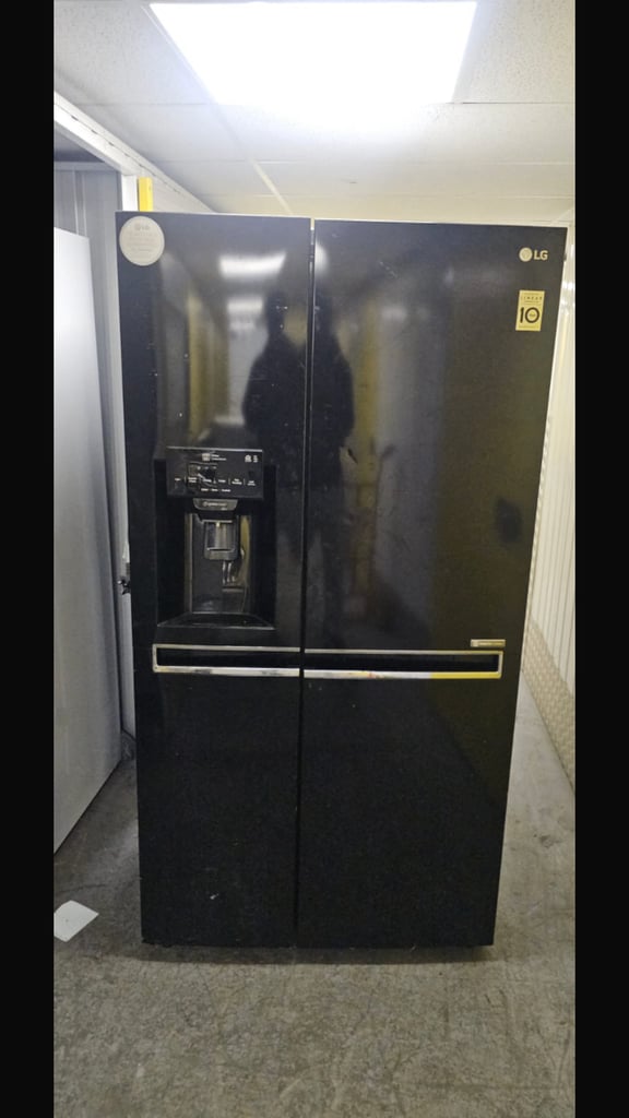 LG black American fridge freezer. In excellent working condition. At very reasonable price. 