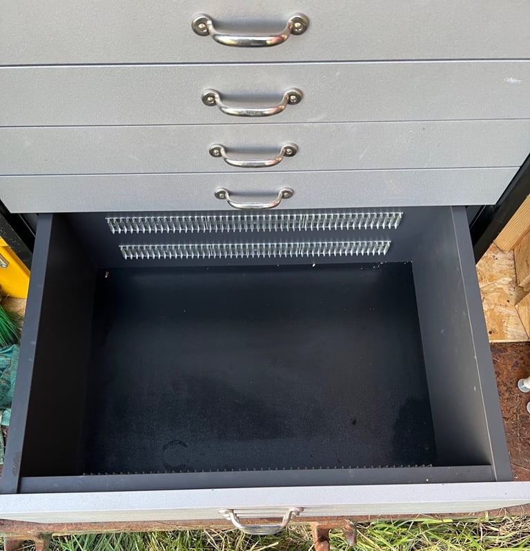 Mobile Drawer Unit With Pull Out Shelf
