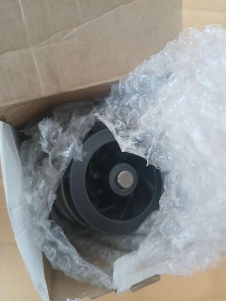 Volskwagen Waterpump 070121011D for VW Touareg, T5 transporter or Multivan 2.5 tdi