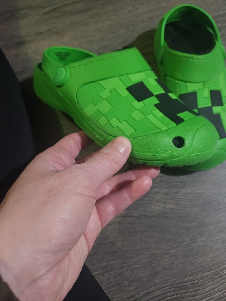 Boys minecraft fur lined croc type sliders size 13 