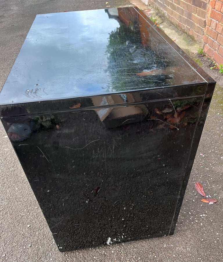 Metal cabinet