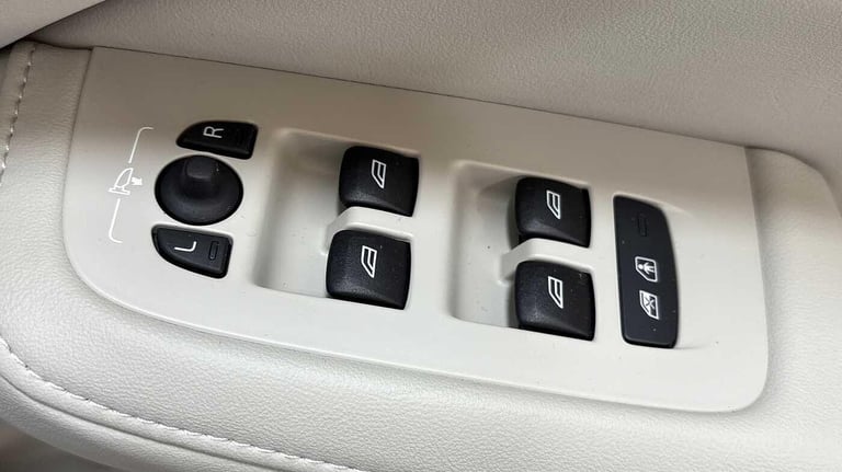 2025 Volvo V60 2.0 T8 [455] PHEV Ultra Dark 5dr AWD Auto ESTATE PETROL/ELECTRIC Automatic