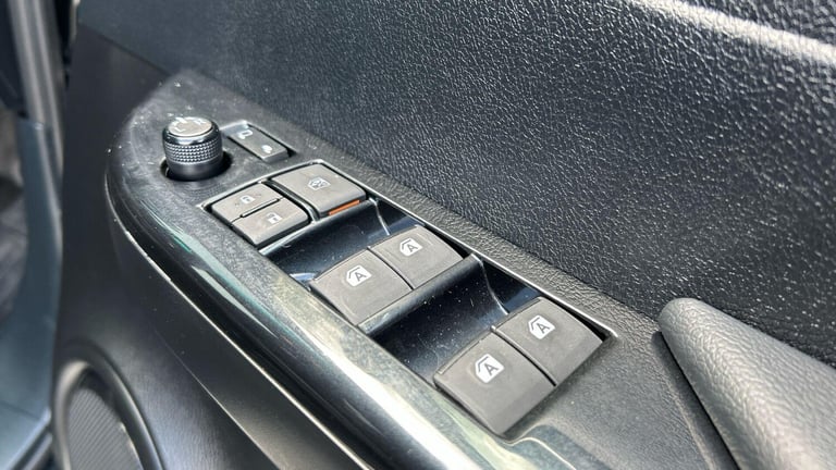 2024 Toyota Hilux 2.8 D-4D Invincible X Pickup Double Cab 4dr Diesel Auto 4WD Euro 6 (s/s) (2 PIC...