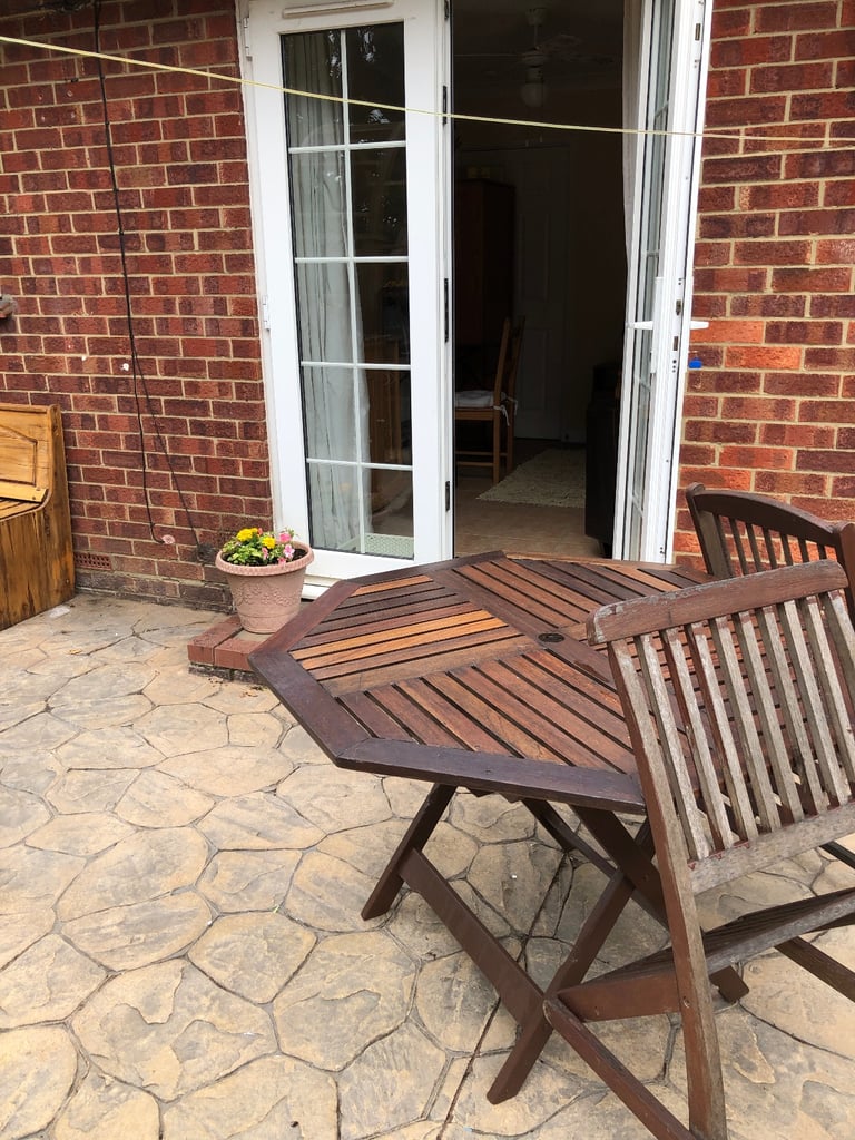 Self Contained Single Room with Own Entrance and Parking.