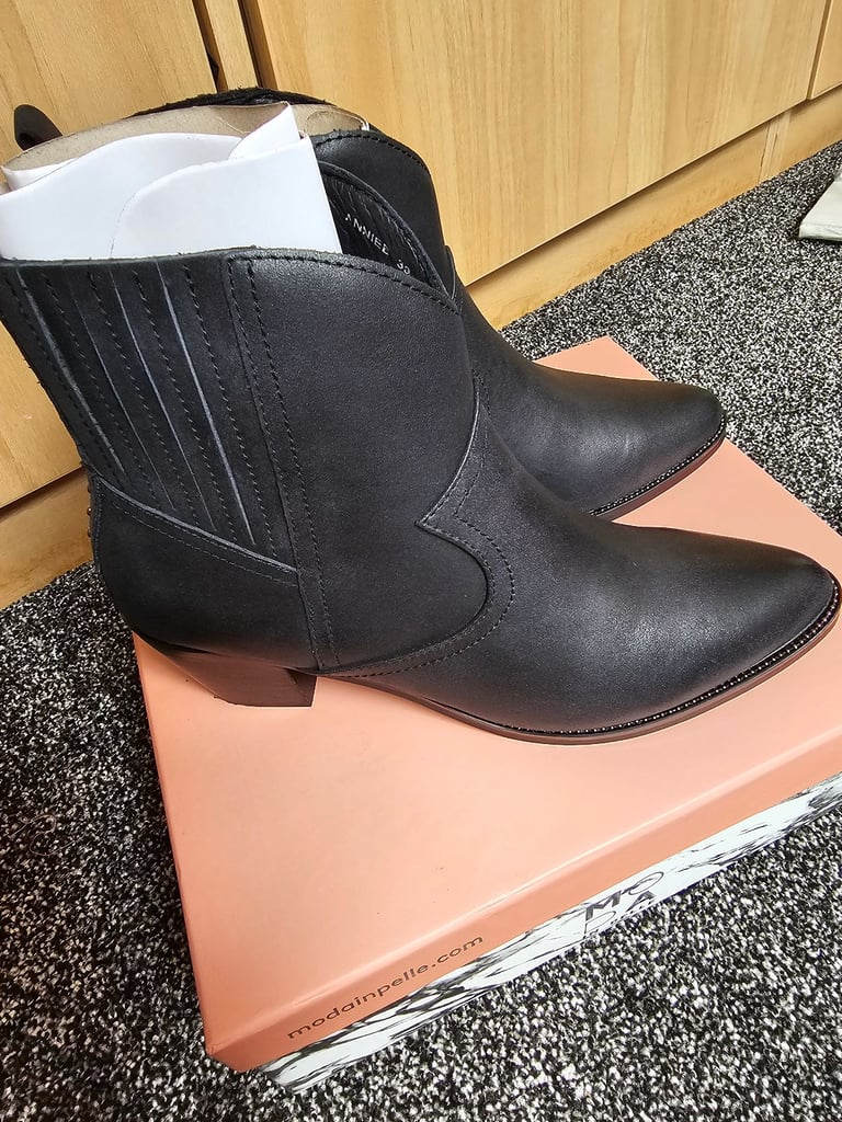 Anniee  black leather western style boot size 6