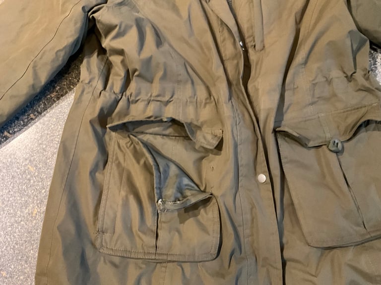 REGATTA parka style jacket lots of pockets and roll up hood. Uk 20 but mor of a 18/20