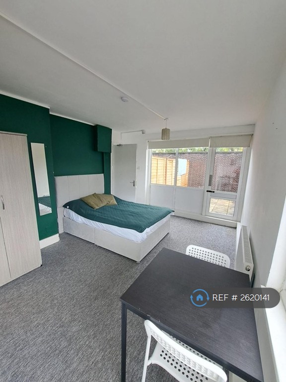 Studio flat in Crown Lane, London, N14 (#2620141)