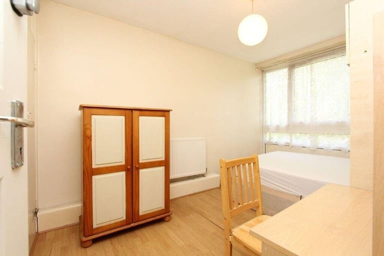 Very cheap Double room Available now zone 2 Zero deposit available