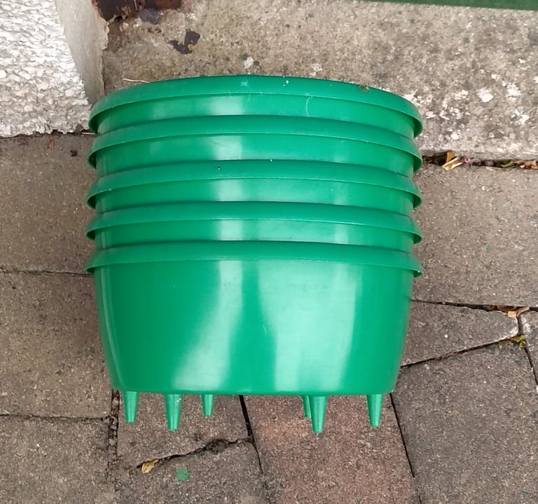 3 Large growbag trays and 8 halo pots for growing tomatoes / peppers / aubergines.