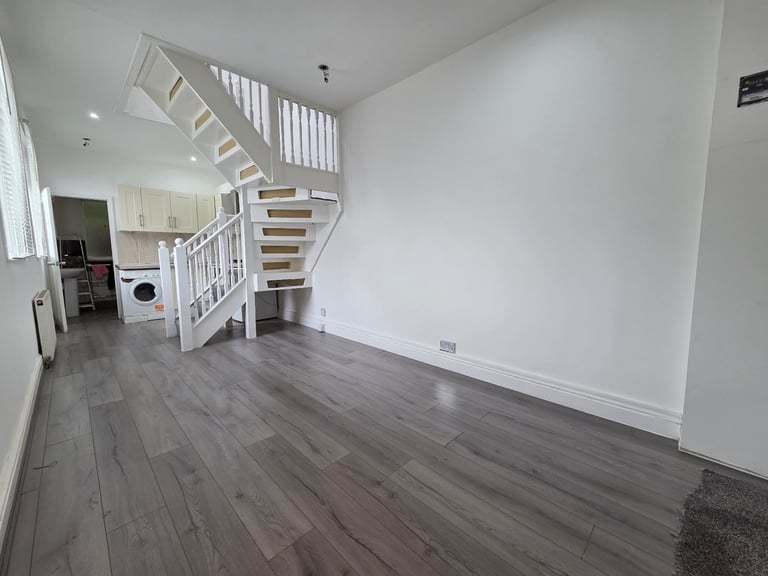 Modern 2-Bedroom Split-Level Flat – Streatham Hill
