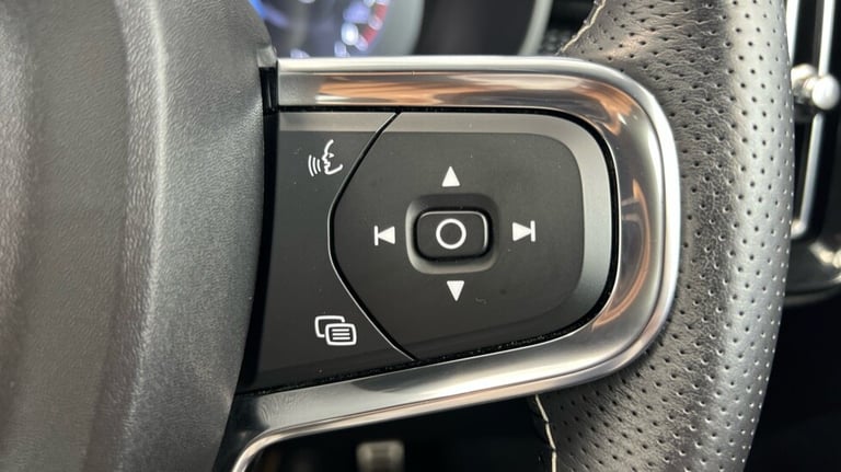 2021 Volvo XC40 R-Design, T3 automatic (Power Tailgate, Rear Park Assist) Estate Petrol Automatic