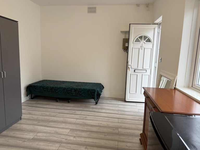 Studio to rent in chingford