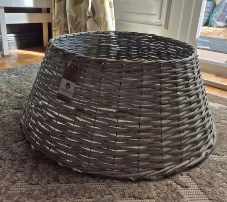 image for Grey washed, wicker tree skirt