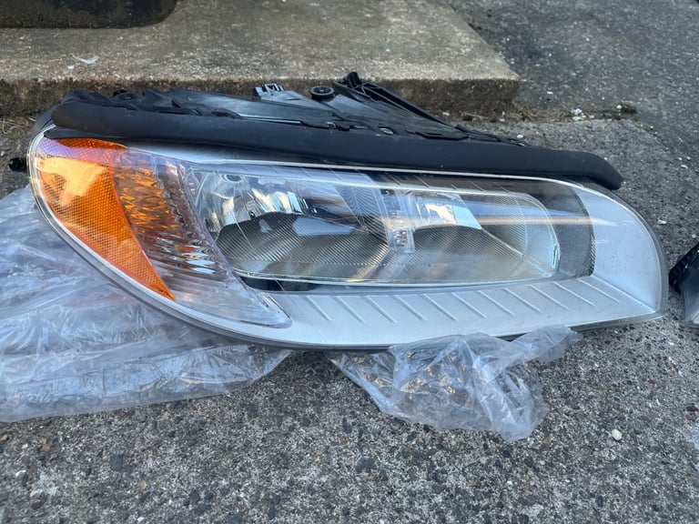 image for VOLVO XC 70 Headlights 