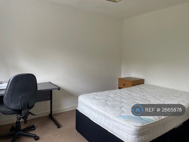 6 bedroom house in Applegarth Avenue, Guildford, GU2 (6 bed) (#2665878)