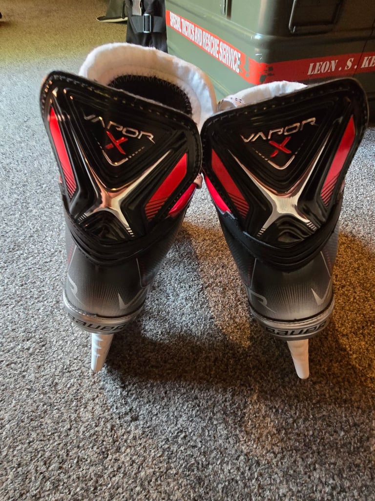 Bauer Ice Hockey Skates with Bauer covers, lace puller and bag.