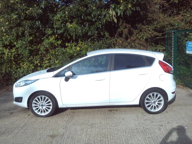 2015 Ford Fiesta 1.0 EcoBoost Titanium 5dr Powershift White 31k Miles FSH Years MOT Warranty HATC...