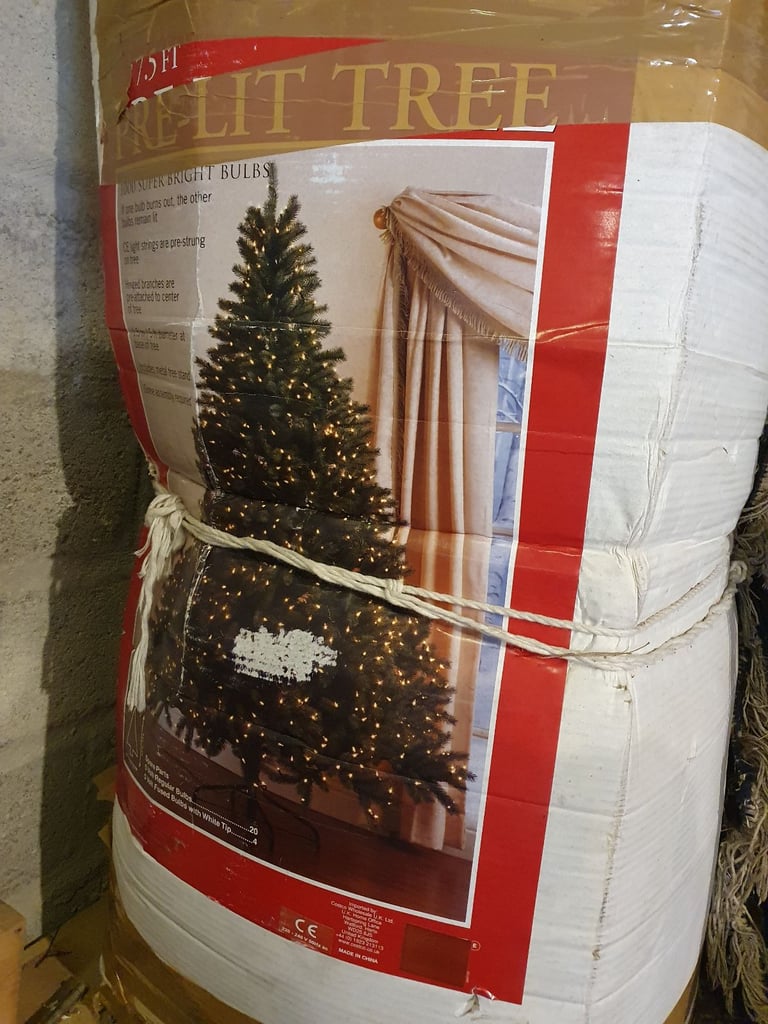 7.5 Foot Pre-Lit Christmas Tree - Costco