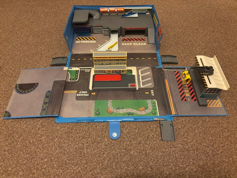 Micro machines truck n service centre playset