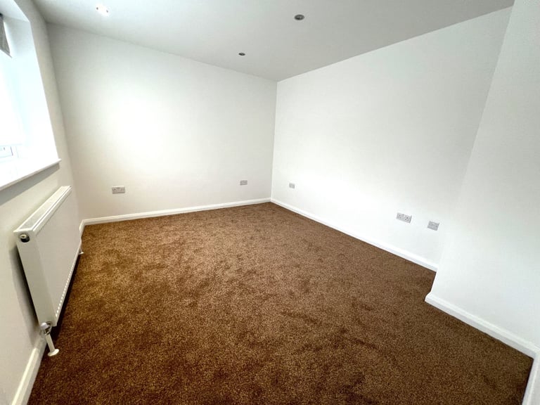 Out class spacious 5 bedrooms semi-detached house in Bakingside, Ilford --Company let allowed