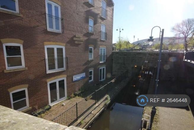 2 bedroom flat in Melbourne Street, Stalybridge, SK15 (2 bed) (#2646448)