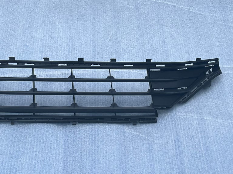 GENUINE VW GOLF  BUMPER LOWER CENTER GRILLE BLACK TRIM