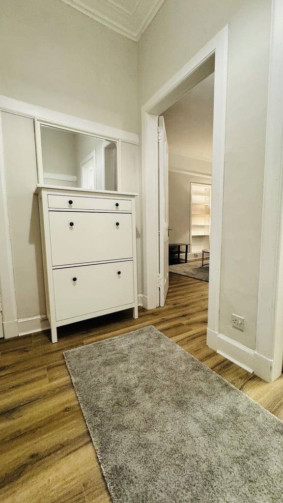 Spacious Fully Furnished 1 Bedroom Apartment with Home Office – Heart of the West End. 