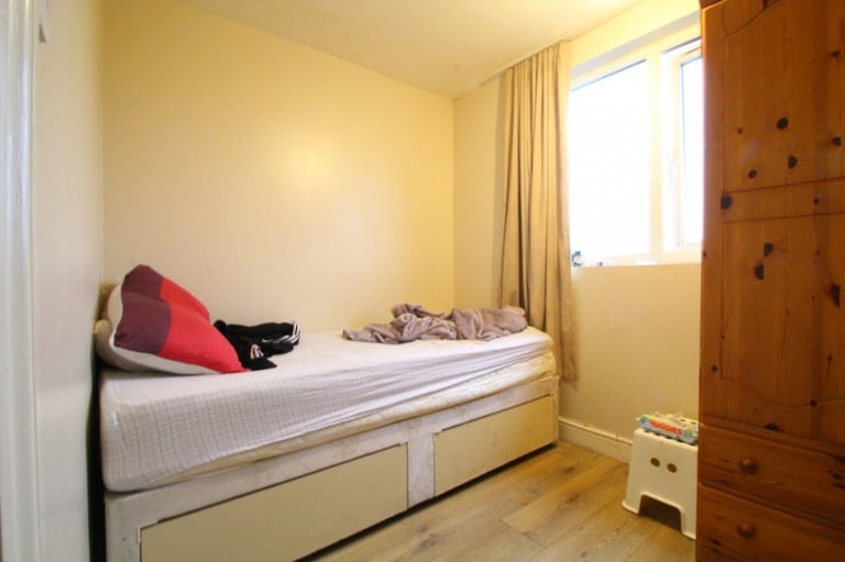 Chain Free! Hane Estate Agents offer a 5 bedroom, 3 reception room mid terrace house.