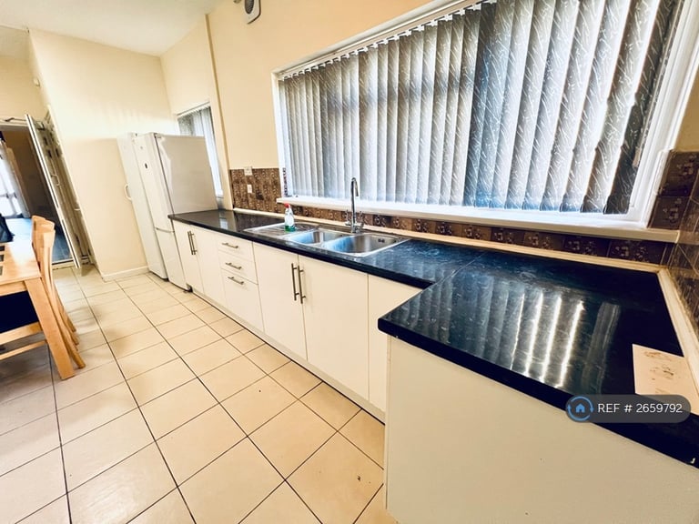 6 bedroom house in Radford Road, Leamington Spa, CV31 (6 bed) (#2659792)