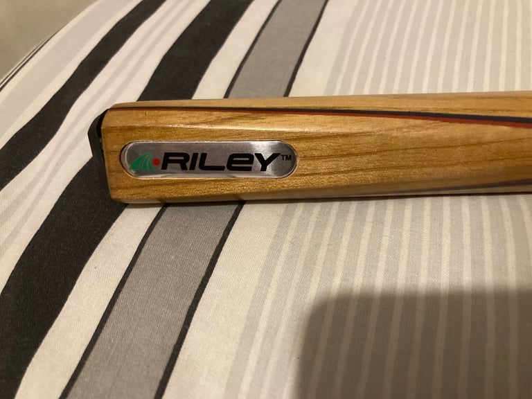 image for Amazing condition RILEY cue with case 