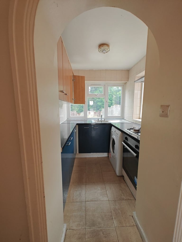 BEAUTIFUL 3 BEDROOM HOSUE TO RENT IN FELTHAM