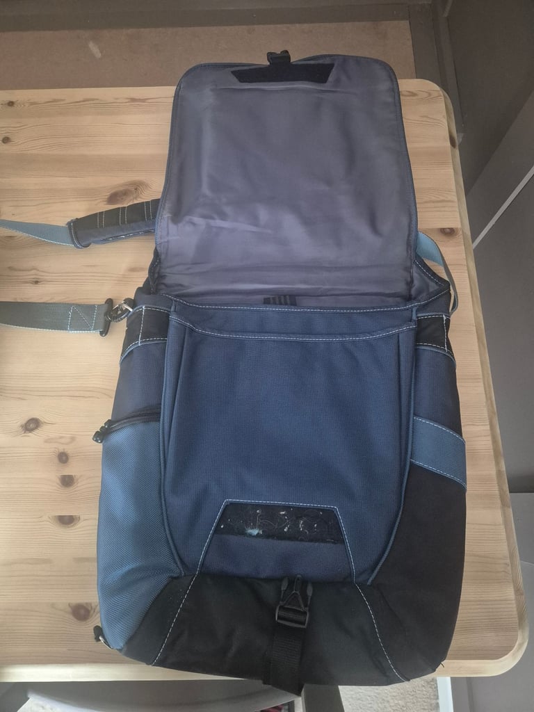Targus laptop shoulder bag 