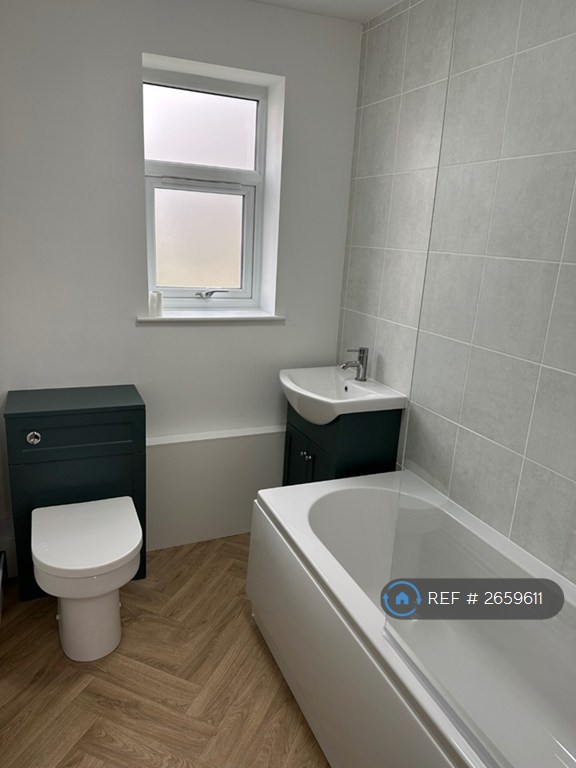2 bedroom flat in Edinburgh Cresent, Bourne, PE10 (2 bed) (#2659611)
