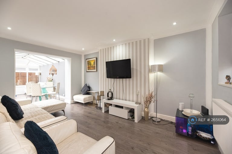 image for 4 bedroom house in Nelson Close, Romford, RM7 (4 bed) (#2651064)