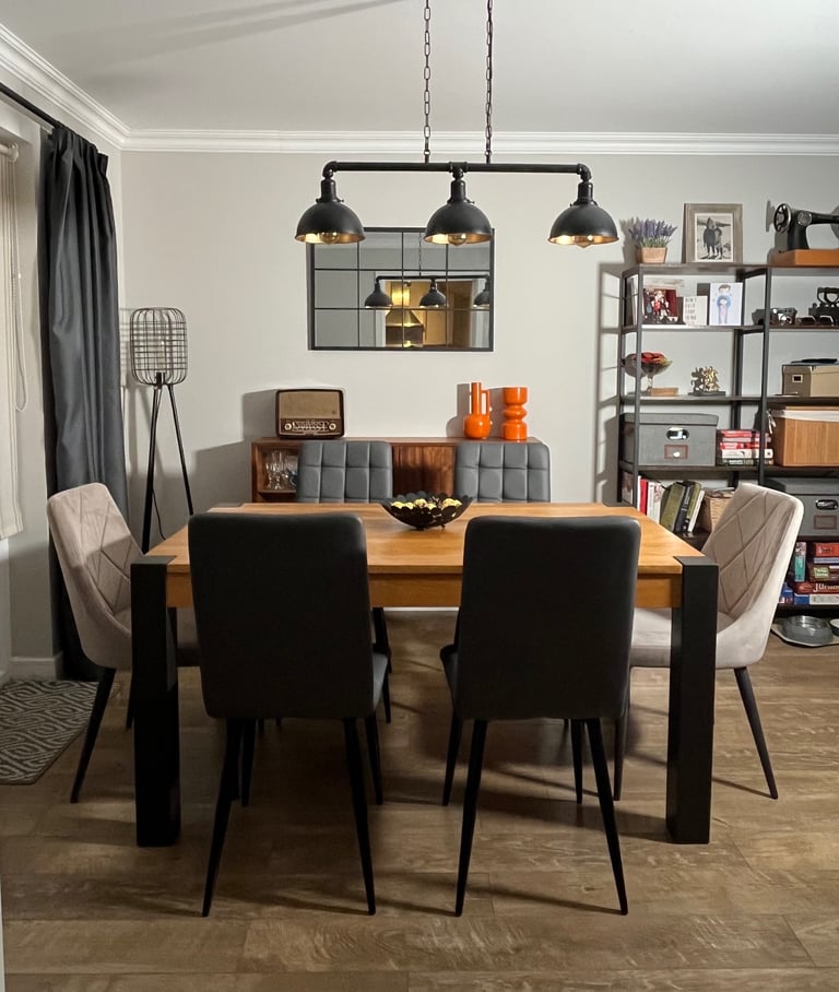 Stunning fully refurbished 6 person solid oak dining table set in urban/ industrial style