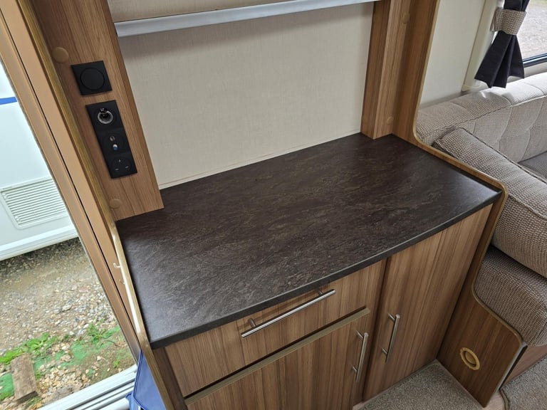 2017 Lunar Quasar 462 2 Berth End Washroom Caravan, Motor Mover