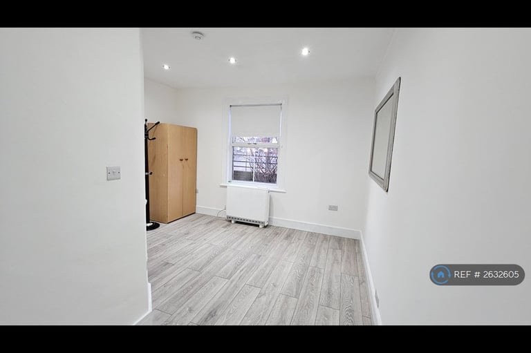 2 bedroom flat in Medlar Court, Slough, SL2 (2 bed) (#2632605)